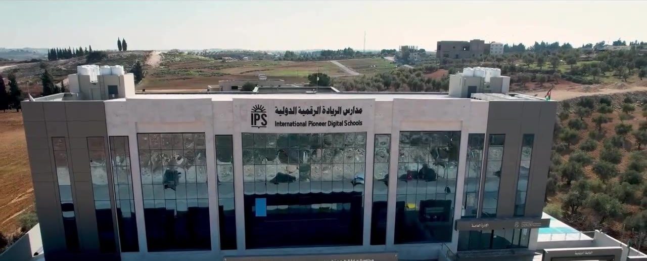 مبنى المدرسة من الجو بين أشجار الزيتون