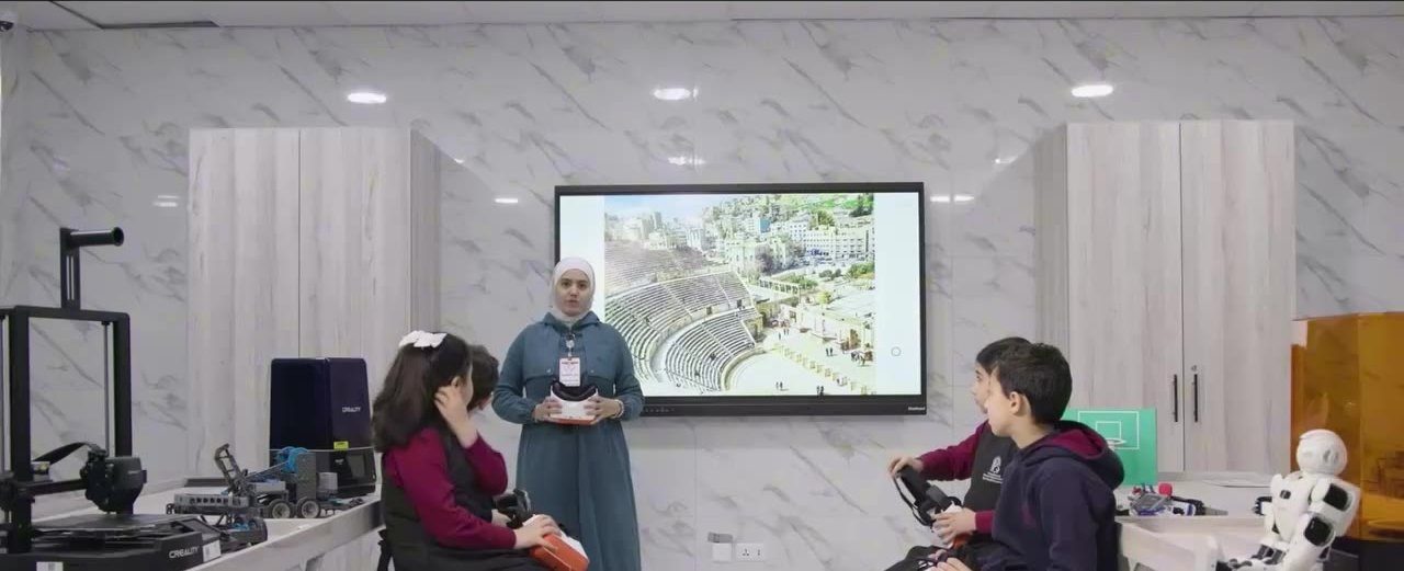 معلّمة تقود درساً في مختبر التكنولوجيا بين الطابعات ثلاثية الأبعاد والروبوتات