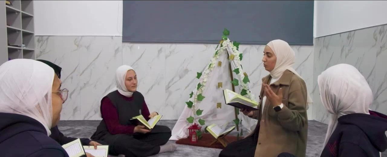 طالبات يقرأن معاً في حلقة